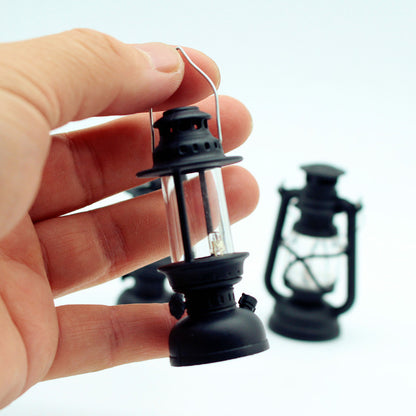 1/12 Light Up Dollhouse Miniature Kerosene Lantern, Tiny Retro Halloween Christmas Light, Vintage Camp Oil Lamp Prop OB11 Accessory